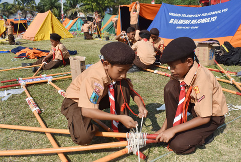 Peserta mengikuti lomba tantangan pramuka di Lapangan Gulun, Kota Madiun, Jawa Timur, Selasa (27/8/2019). Lomba yang diikuti 36 regu terdiri 288 anggota Pramuka tingkat penggalang tersebut difasilitasi Gugus Depan (Gudep) Teritorial PT Industri Kereta Api (Inka) guna membentuk karakter anak. ANTARA FOTO/Siswowidodo/aww.